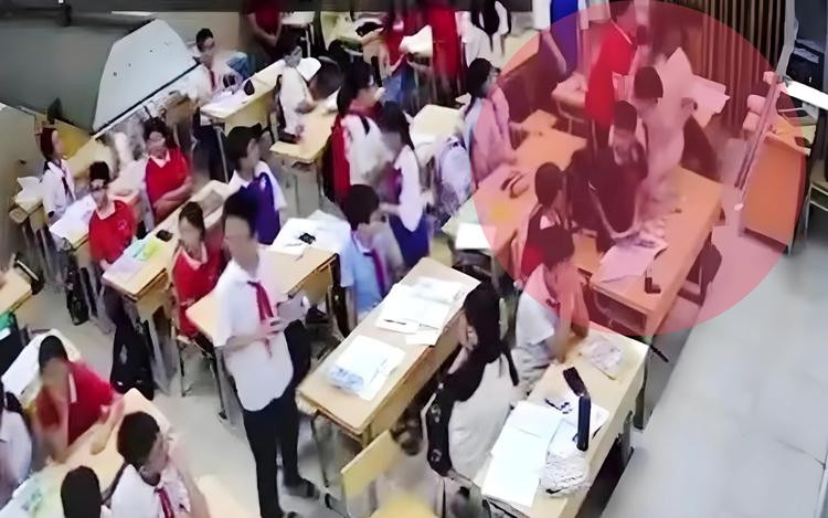 Cô giáo bị một học sinh ghì xuống, giật tóc nhưng học sinh trong lớp không có phản ứng phù hợp