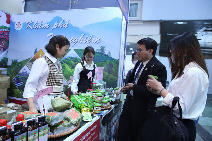 Nhiều sản phẩm truyền thống địa phương được giới thiệu tại hội chợ