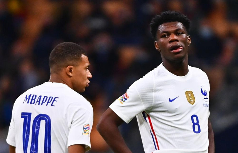Tchouameni (phải) còn trẻ nhưng liên tục đá chính ở ĐT Pháp gần đây