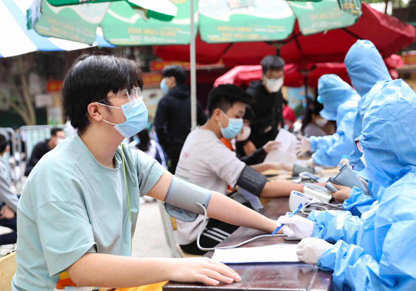 Gần 2.200 học sinh THPT Trần Phú, Hoàn Kiếm được tiêm chủng trong một ngày rưỡi