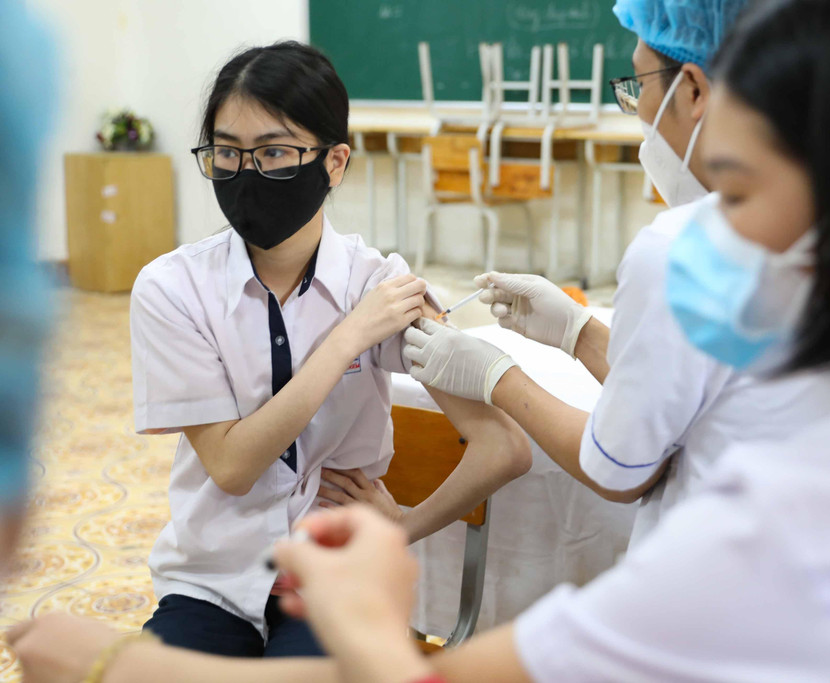 Ngày 1-12, nhiều trường THCS tại Hà Nội vẫn triển khai tiêm vaccine cho học sinh với những lô còn hạn sử dụng trên nhãn