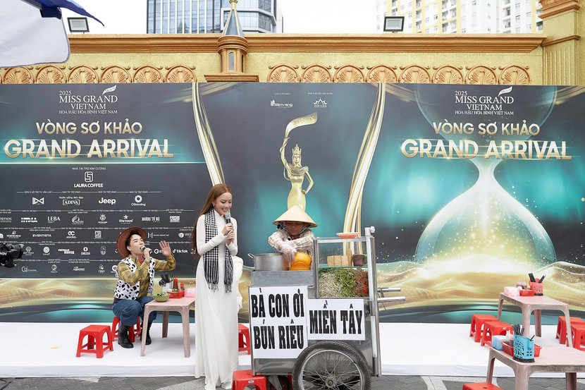 Trong tà áo dài trắng, thí sinh Ngô Thái Ngân gây bất ngờ khi mang cả xe bún riêu dân dã lên sân khấu Trong tà áo dài trắng, thí sinh Ngô Thái Ngân gây bất ngờ khi mang cả xe bún riêu dân dã lên sân khấu