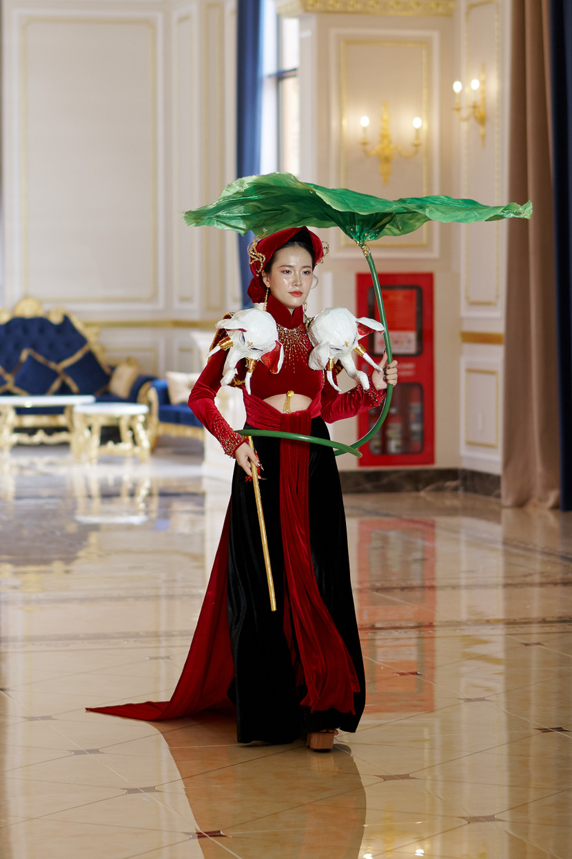 Thí sinh Đỗ Nguyễn Ngọc Mai trình diễn trang phục mang tên “Hương Đông Hồ” Thí sinh Đỗ Nguyễn Ngọc Mai trình diễn trang phục mang tên “Hương Đông Hồ”