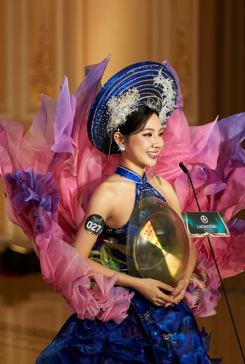 Thí sinh Mai Thị Thùy Linh mang đến The Grand Arrival bộ trang phục lấy cảm hứng từ hình tượng mẹ Âu Cơ Thí sinh Mai Thị Thùy Linh mang đến The Grand Arrival bộ trang phục lấy cảm hứng từ hình tượng mẹ Âu Cơ