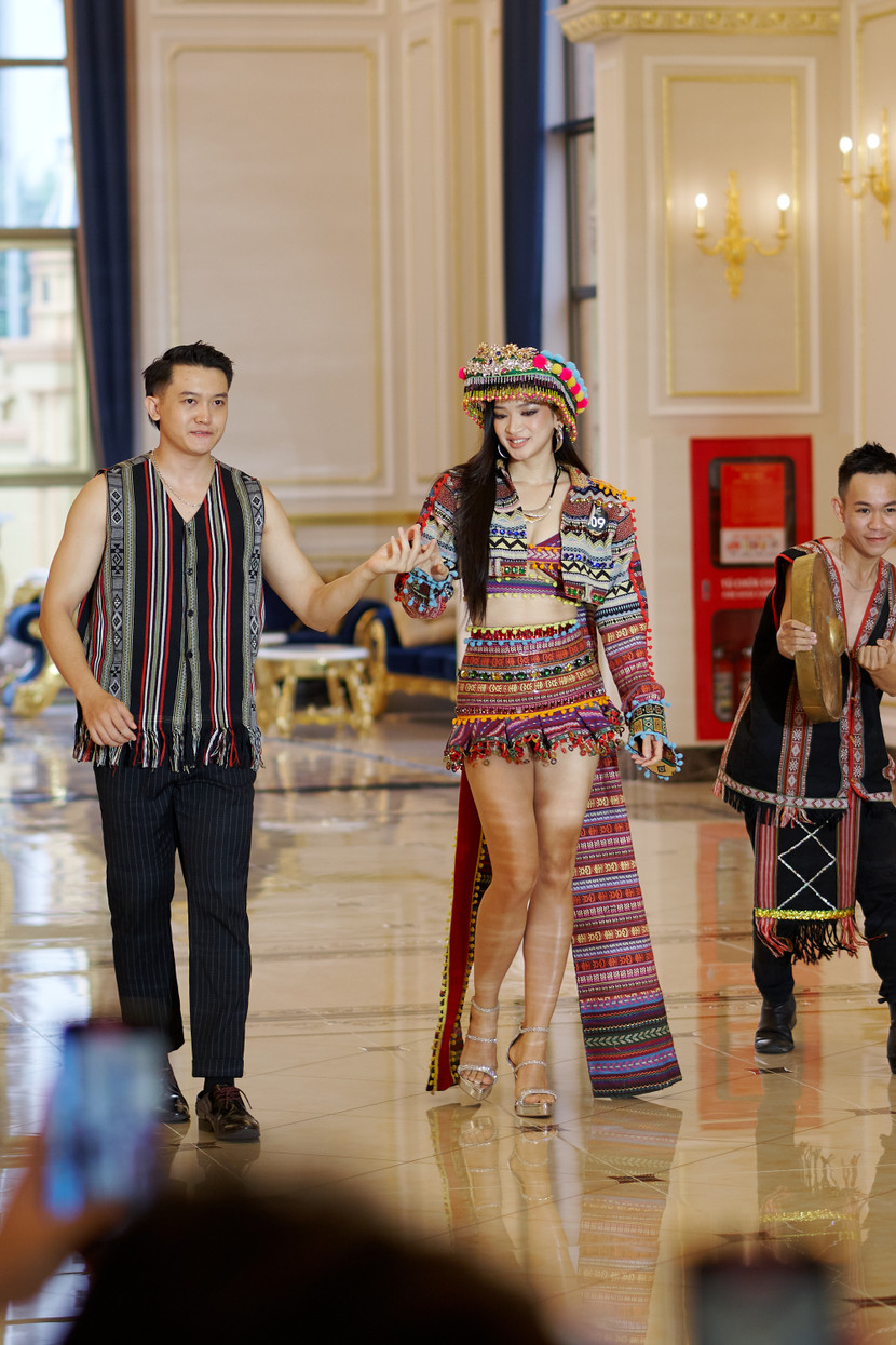 Thí sinh Đinh Y Quyên thể hiện niềm tự hào về vùng đất Tây Nguyên đại ngàn thông qua bộ trang phục rực rỡ sắc màu Thí sinh Đinh Y Quyên thể hiện niềm tự hào về vùng đất Tây Nguyên đại ngàn thông qua bộ trang phục rực rỡ sắc màu