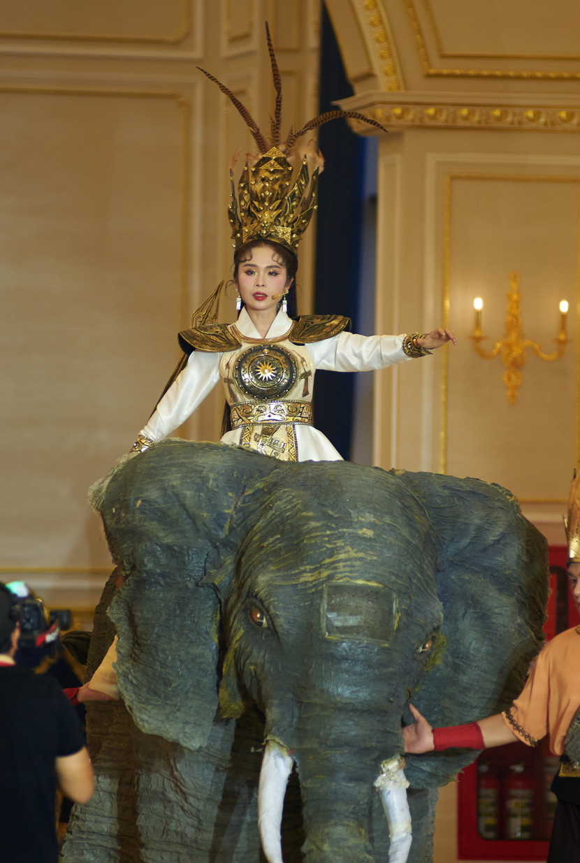 Thí sinh Huỳnh Phạm Đoan Trang để lại ấn tượng mạnh mẽ với hoạt cảnh cải lương tái hiện hình ảnh Bà Triệu Thí sinh Huỳnh Phạm Đoan Trang để lại ấn tượng mạnh mẽ với hoạt cảnh cải lương tái hiện hình ảnh Bà Triệu