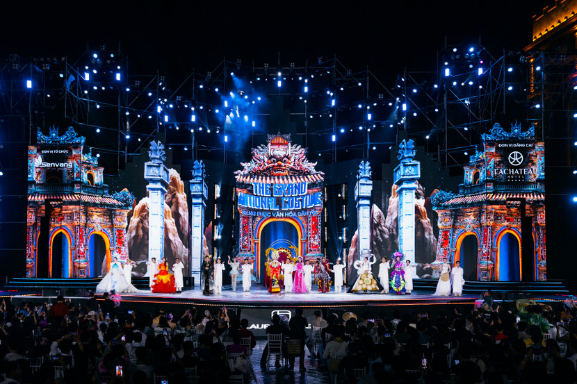Sân khấu được thiết kế trên khuôn viên khách sạn Lachateau, khách sạn phong cách cổ điển lớn nhất Việt Nam và Đông Nam Á. Sân khấu được thiết kế trên khuôn viên khách sạn Lachateau, khách sạn phong cách cổ điển lớn nhất Việt Nam và Đông Nam Á.
