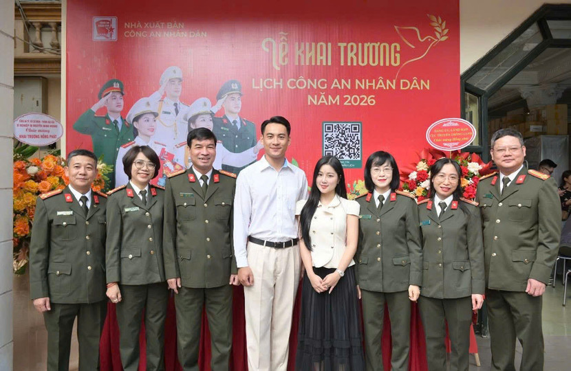 Đại biểu, khách mời của NXB Công an nhân dân và các mẫu ảnh lịch tại Lễ khai trương