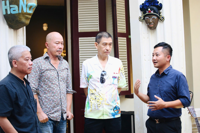 Nhà báo Chu Quốc Dũng, Phó trưởng Ban Biên tập An ninh Thủ đô gửi lời cảm ơn 3 nghệ sĩ đã đồng hành cùng An ninh thủ đô chung tay hỗ trợ đồng bào một số tỉnh phía Bắc đang phải chịu ảnh hưởng nặng nề của cơn bão số 3 (ảnh: Thuần Thư)