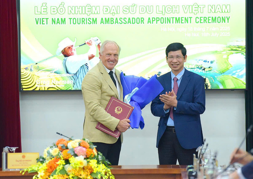 Thứ trưởng Bộ VHTTDL Hồ An Phong trao Quyết định bổ nhiệm Đại sứ Du lịch cho Huyền thoại gofl thế giới Greg Norman (ảnh: Lê Hoàng)