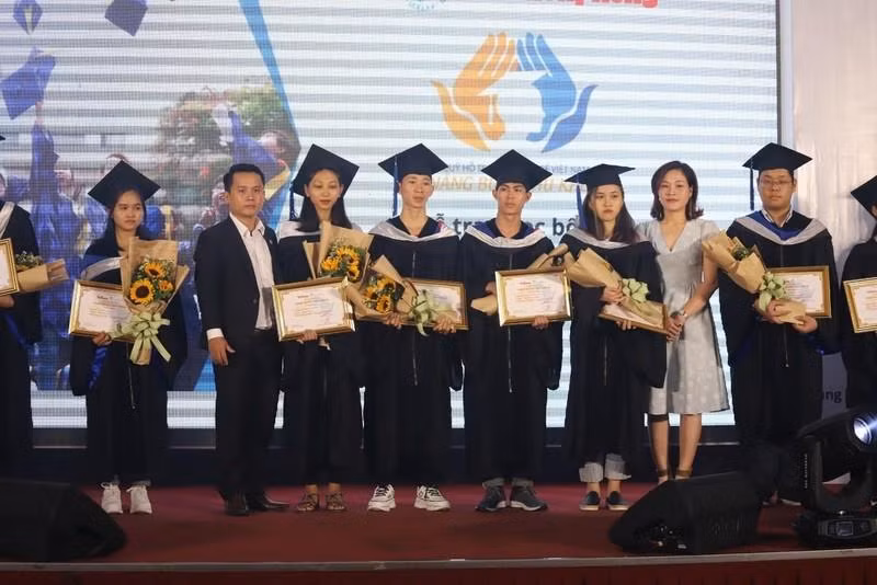 Chương trình "Nâng bước thủ khoa" năm 2022 dự kiến được tổ chức tại TPHCM và Hà Nội vào đầu tháng 12/2022