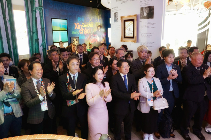 Gần 100 đại biểu là đại diện của các cơ quan kinh tế, xúc tiến thương mại của chính phủ Nhật Bản; lãnh đạo các cơ quan ngoại giao, thương vụ Việt Nam tại Osaka, Cục Xúc tiến thương mại (Bộ Công Thương), Cục Hợp tác quốc tế (Bộ VHTTDL); các hiệp hội hữu nghị Việt Nam – Nhật Bản và doanh nghiệp hai nước đã tham dự Lễ khai mạc Tuần lễ Thương hiệu quốc gia Việt Nam tại EXPO 2025 Osaka, Kansai Gần 100 đại biểu là đại diện của các cơ quan kinh tế, xúc tiến thương mại của chính phủ Nhật Bản; lãnh đạo các cơ quan ngoại giao, thương vụ Việt Nam tại Osaka, Cục Xúc tiến thương mại (Bộ Công Thương), Cục Hợp tác quốc tế (Bộ VHTTDL); các hiệp hội hữu nghị Việt Nam – Nhật Bản và doanh nghiệp hai nước đã tham dự Lễ khai mạc Tuần lễ Thương hiệu quốc gia Việt Nam tại EXPO 2025 Osaka, Kansai