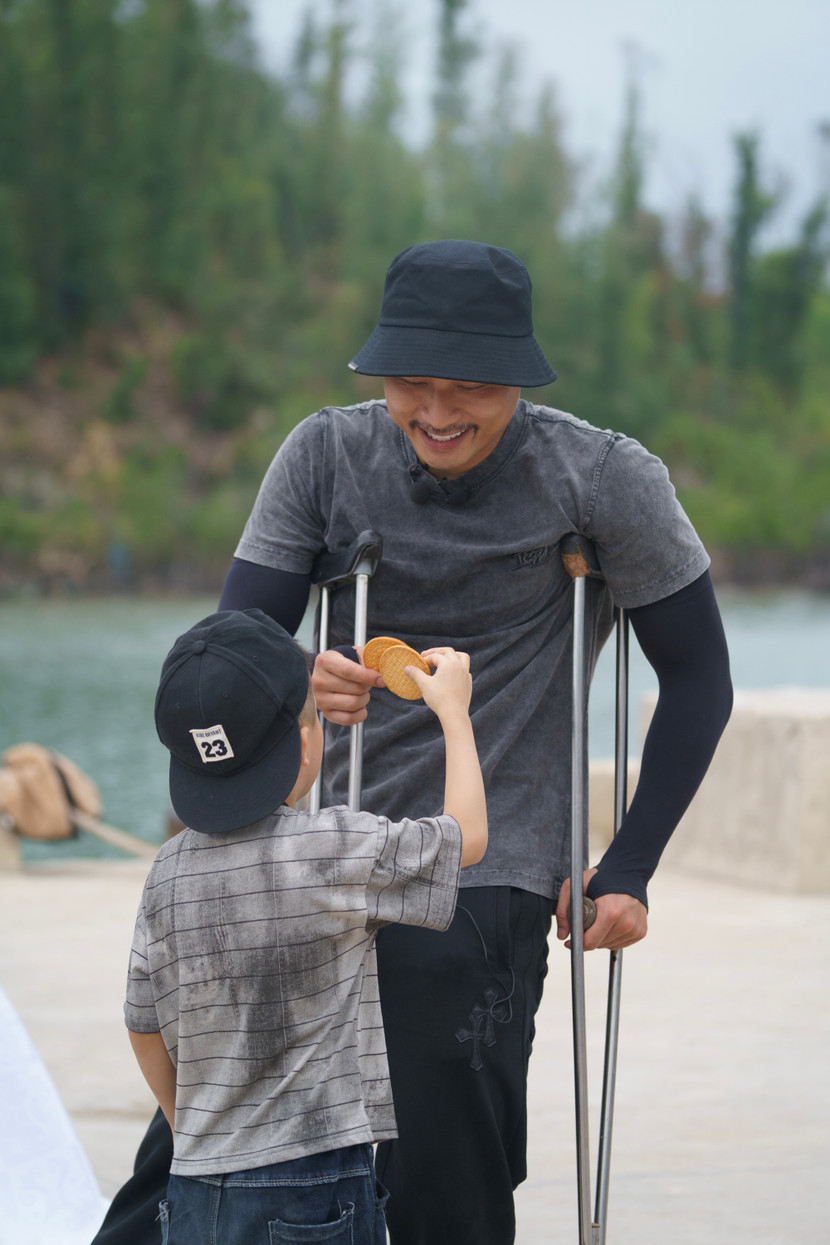 Duy Hưng lặng lẽ chống nạng, tập tễnh bên con trai trong hành trình "Bố ơi mình đi đâu thế?"