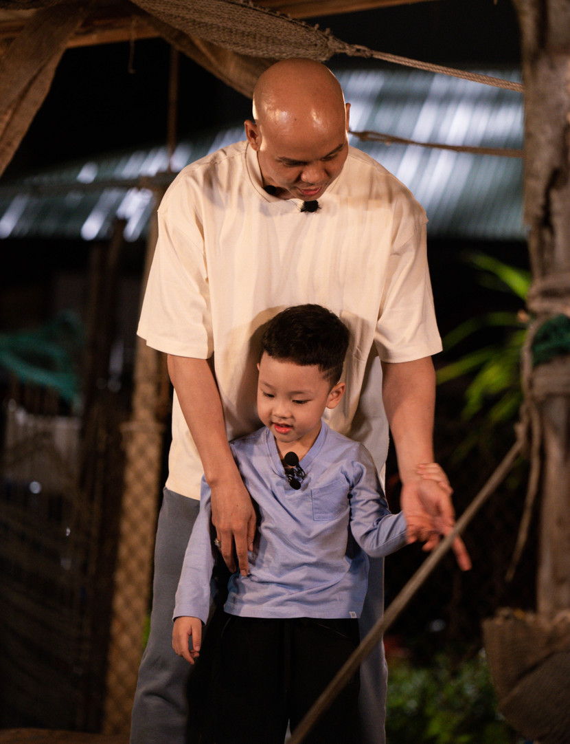 Không chỉ biết ứng phó với những tình huống khó xử từ chương trình, Phan Đinh Tùng còn hé lộ một khía cạnh khiến nhiều ông bố khác ngưỡng mộ: khả năng chăm con buổi tối