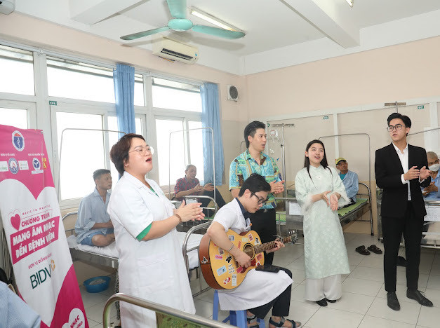 Mang âm nhạc tới bệnh viện số 217 tại Bệnh viện Đa khoa Đức Giang