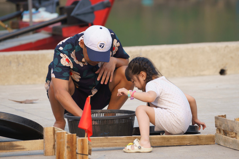 Ở tập đầu tiên, bé Dứa khiến bố Trung Ruồi “toát mồ hôi hột” vì sợ bẩn, sợ cát, sợ mùi hải sản… thì trong tập phát sóng tuần này, cô bé đã dạn dĩ hơn