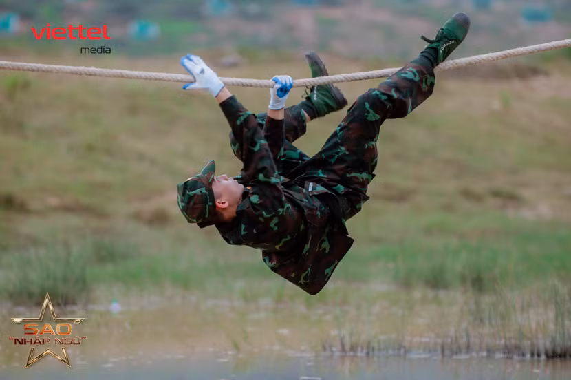 Mono là người xung phong thực hiện đầu tiên hội thao leo dây ngang. Không nằm ngoài dự đoán, giọng ca “Em xinh” tiếp tục khiến đồng đội thán phục về sức mạnh và độ dẻo dai của mình Mono là người xung phong thực hiện đầu tiên hội thao leo dây ngang. Không nằm ngoài dự đoán, giọng ca “Em xinh” tiếp tục khiến đồng đội thán phục về sức mạnh và độ dẻo dai của mình