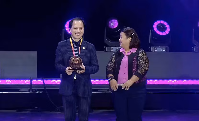 Phó Tổng đại diện Việt Nam tại EXPO 2020 Dubai, ông Trần Nhất Hoàng thay mặt Nhà triển lãm Việt Nam lên nhận giải