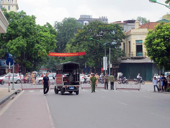 Phong tỏa các ngả đường vào khu vực cháy để triển khai phương án chữa cháy, cứu hộ Phong tỏa các ngả đường vào khu vực cháy để triển khai phương án chữa cháy, cứu hộ