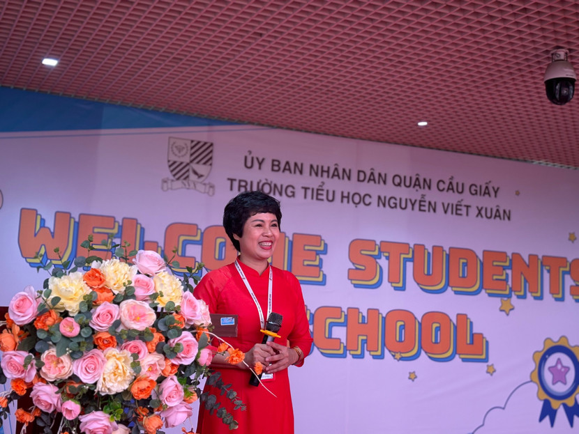 Hiệu trưởng Vũ Thị Ánh Tuyết cho biết, với mục tiêu xây dựng trường học hạnh phúc, nhà trường lấy học sinh làm trung tâm cho sự đổi mới Hiệu trưởng Vũ Thị Ánh Tuyết cho biết, với mục tiêu xây dựng trường học hạnh phúc, nhà trường lấy học sinh làm trung tâm cho sự đổi mới