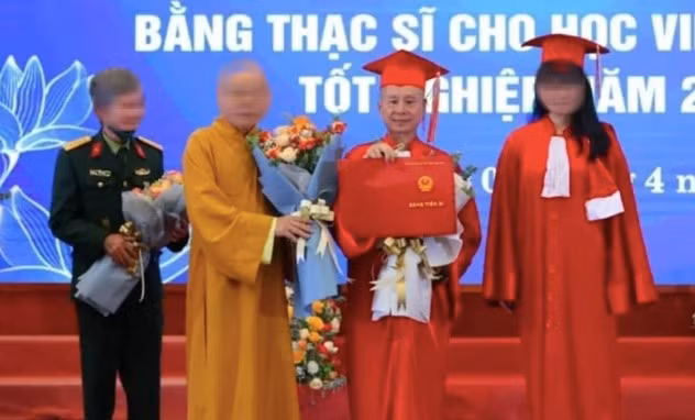 Thượng tọa Thích Chân Quang (thứ hai từ phải sang) nhận bằng tiến sĩ luật vào tháng 4-2022 (Ảnh: Cổng TTĐT GHPG Việt Nam) Thượng tọa Thích Chân Quang (thứ hai từ phải sang) nhận bằng tiến sĩ luật vào tháng 4-2022 (Ảnh: Cổng TTĐT GHPG Việt Nam)