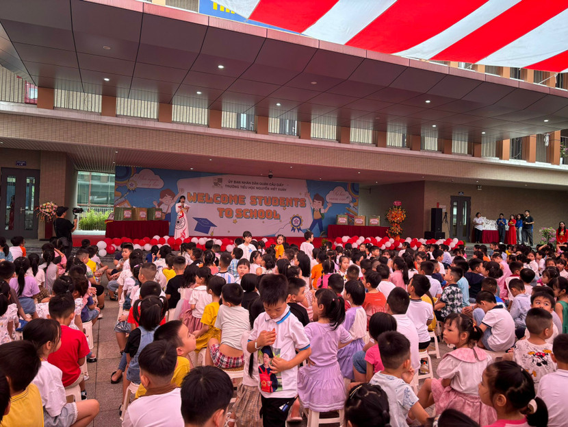 Hoạt động giao lưu, kết nối đầu tiên mang tên Greeting day đem lại trải nghiệm hấp dẫn, mới mẻ dành với phụ huynh, học sinh. Hoạt động giao lưu, kết nối đầu tiên mang tên Greeting day đem lại trải nghiệm hấp dẫn, mới mẻ dành với phụ huynh, học sinh.