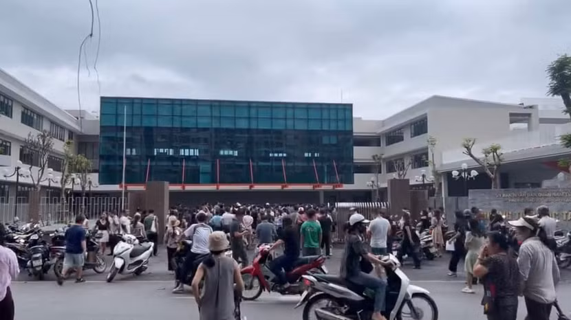 Gần 400 phụ huynh tập trung trước cổng trường Tiểu học Tây Mỗ 3 vì lo con phải đi học xa nhà