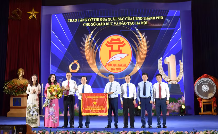Chủ tịch UBND thành phố Trần Sỹ Thanh và Thứ trưởng Bộ GD-ĐT Phạm Ngọc Thưởng tặng Cờ đơn vị xuất sắc dẫn đầu phong trào thi đua cho Sở GD-ĐT Hà Nội.