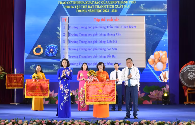 Phó Bí thư Thành ủy Nguyễn Văn Phong và Phó Chủ tịch UBND thành phố Vũ Thu Hà trao Cờ đơn vị xuất sắc dẫn đầu phong trào thi đua cho 6 trường học