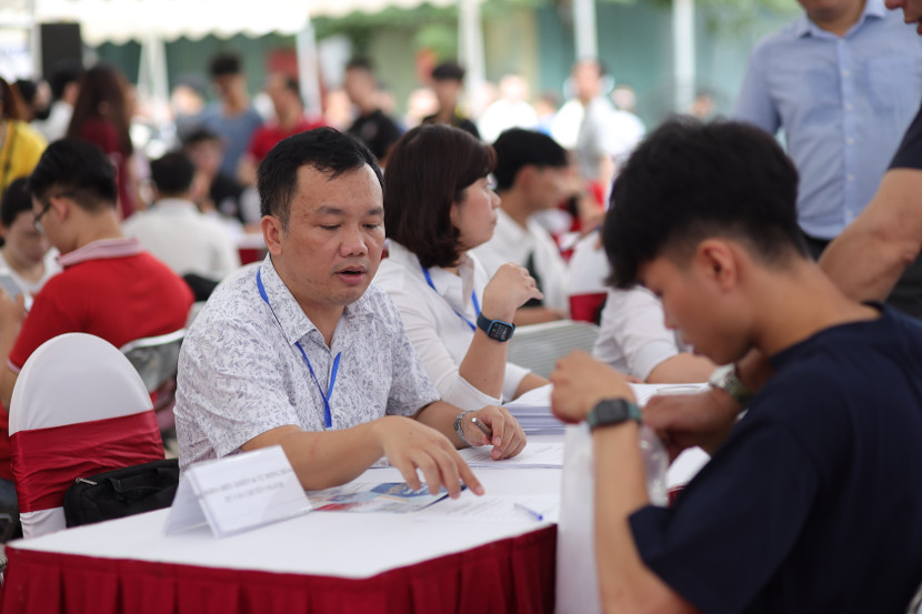 Thí sinh được các thầy cô tư vấn, hướng dẫn rất cẩn thận, chu đáo. Thí sinh được các thầy cô tư vấn, hướng dẫn rất cẩn thận, chu đáo.