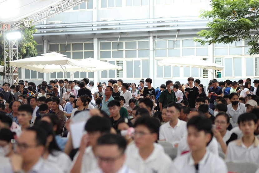 Đông đảo tân sinh viên và gia đình đến nhập học trong ngày đầu tiên Đông đảo tân sinh viên và gia đình đến nhập học trong ngày đầu tiên