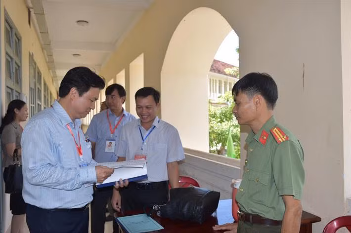 Thứ trưởng Bộ GD-ĐT Nguyễn Hữu Độ kiểm tra quy trình chấm thi tại Quảng Nam ngày 12/7