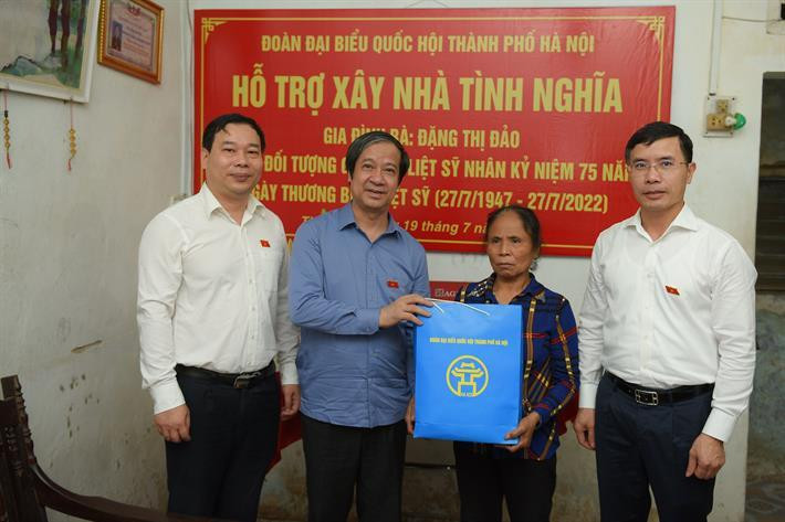 Bộ trưởng Nguyễn Kim Sơn cùng các đại biểu Quốc hội TP Hà Nội, đơn vị bầu cử số 6 trao tiền hỗ trợ xây nhà tình nghĩa cho bà Đặng Thị Đảo Bộ trưởng Nguyễn Kim Sơn cùng các đại biểu Quốc hội TP Hà Nội, đơn vị bầu cử số 6 trao tiền hỗ trợ xây nhà tình nghĩa cho bà Đặng Thị Đảo