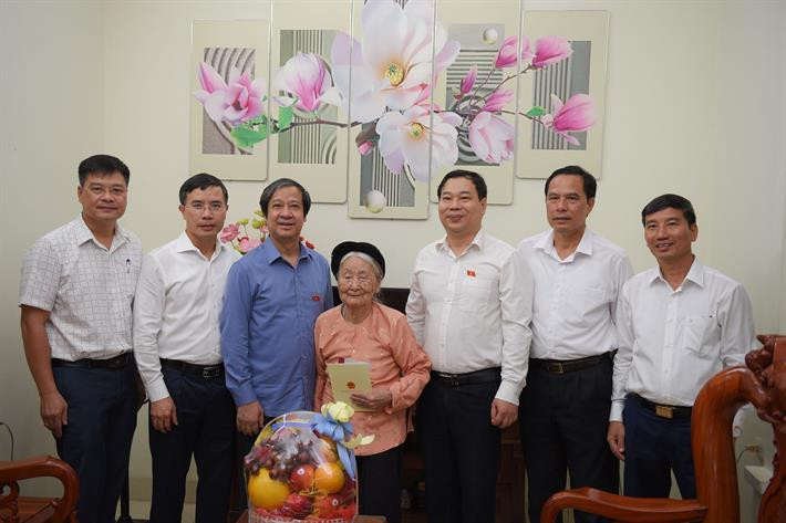 Bộ trưởng Nguyễn Kim Sơn cùng các đại biểu Quốc hội TP Hà Nội, đơn vị bầu cử số 6 tặng quà Mẹ Việt Nam anh hùng Nguyễn Thị Cứu Bộ trưởng Nguyễn Kim Sơn cùng các đại biểu Quốc hội TP Hà Nội, đơn vị bầu cử số 6 tặng quà Mẹ Việt Nam anh hùng Nguyễn Thị Cứu