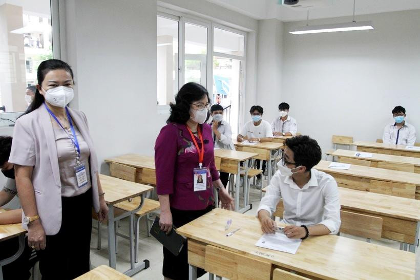 Thứ trưởng Bộ GD-ĐT Ngô Thị Minh kiểm tra điểm thi ở Hà Nội sáng 7-7