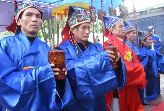 Các bậc cao niên làm lễ tế trước khi rước Đốn đến các cửa họ trong làng Đội hát xinh tiền dẫn đầu đoàn rước, khiến không khí lễ hội vô cùng tưng bừng Đoàn rước Đốn đi đến đâu cũng được đông đảo người dân chào đón nồng hậu Các bậc cao niên làm lễ tế trước khi rước Đốn đến các cửa họ trong làng Đội hát xinh tiền dẫn đầu đoàn rước, khiến không khí lễ hội vô cùng tưng bừng Đoàn rước Đốn đi đến đâu cũng được đông đảo người dân chào đón nồng hậu