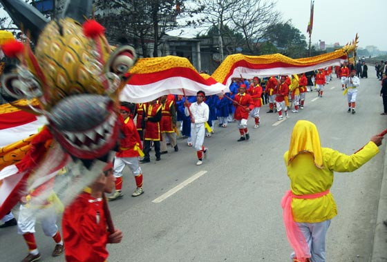 Các bậc cao niên làm lễ tế trước khi rước Đốn đến các cửa họ trong làng Đội hát xinh tiền dẫn đầu đoàn rước, khiến không khí lễ hội vô cùng tưng bừng Đoàn rước Đốn đi đến đâu cũng được đông đảo người dân chào đón nồng hậu Các bậc cao niên làm lễ tế trước khi rước Đốn đến các cửa họ trong làng Đội hát xinh tiền dẫn đầu đoàn rước, khiến không khí lễ hội vô cùng tưng bừng Đoàn rước Đốn đi đến đâu cũng được đông đảo người dân chào đón nồng hậu
