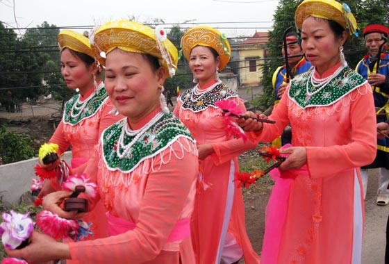 Các bậc cao niên làm lễ tế trước khi rước Đốn đến các cửa họ trong làng Đội hát xinh tiền dẫn đầu đoàn rước, khiến không khí lễ hội vô cùng tưng bừng Đoàn rước Đốn đi đến đâu cũng được đông đảo người dân chào đón nồng hậu Các bậc cao niên làm lễ tế trước khi rước Đốn đến các cửa họ trong làng Đội hát xinh tiền dẫn đầu đoàn rước, khiến không khí lễ hội vô cùng tưng bừng Đoàn rước Đốn đi đến đâu cũng được đông đảo người dân chào đón nồng hậu