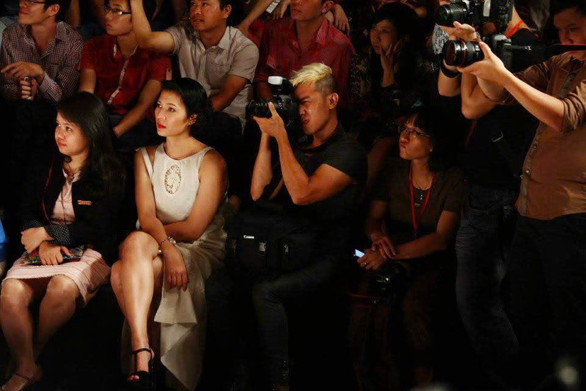 Nhà báo tác nghiệp tại một sự kiện thời trang (ảnh: Toại Nguyễn)