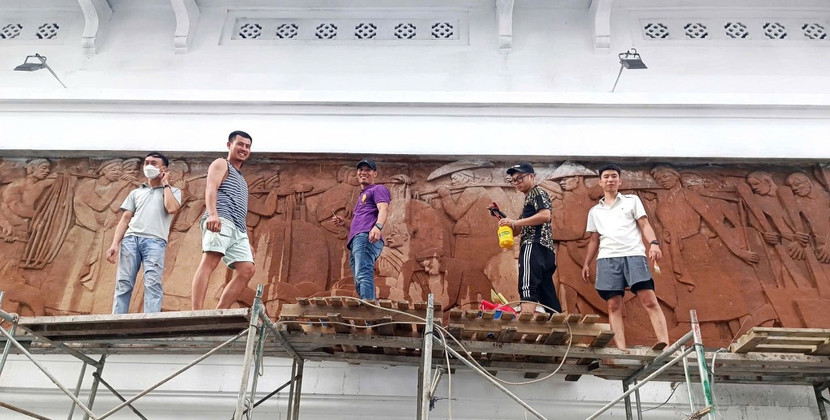 Tu bổ hai bức phù điêu ngoài trời tại phố Hàng Lọng (phường Cửa Nam).