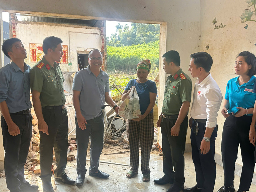 Đoàn công tác đã đến thăm một gia đình ở xã Nam Cường