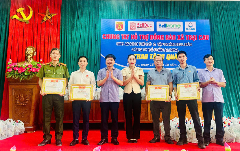 Thay mặt Đảng uỷ xã Trại Cau, Bí thư Đảng uỷ xã Trần Văn Khương trao tặng ghi nhận Tấm lòng vàng cho đại diện lãnh đạo An ninh Thủ đô, Bell Đức và Bell Home