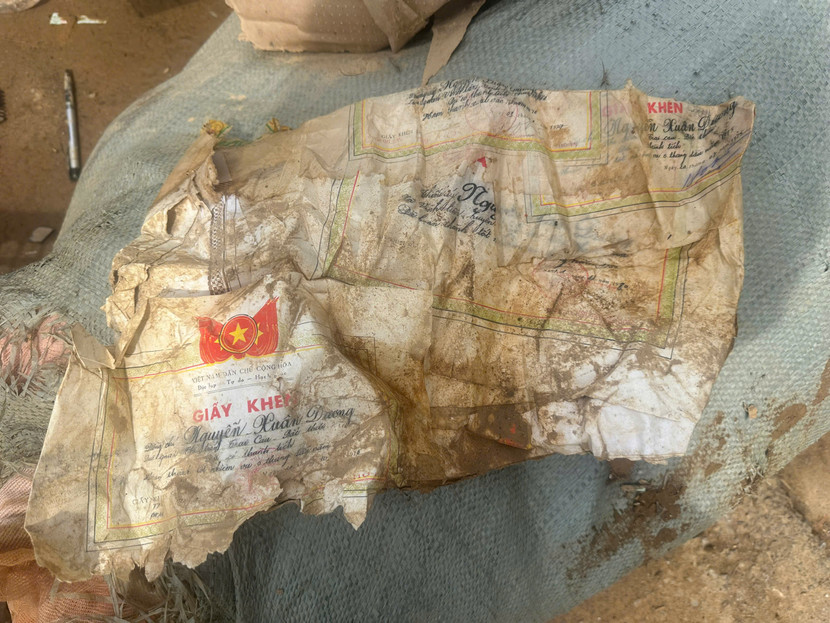 Những tờ Giấy khen của ông Nguyễn Xuân Dương còn lại sau bão lũ