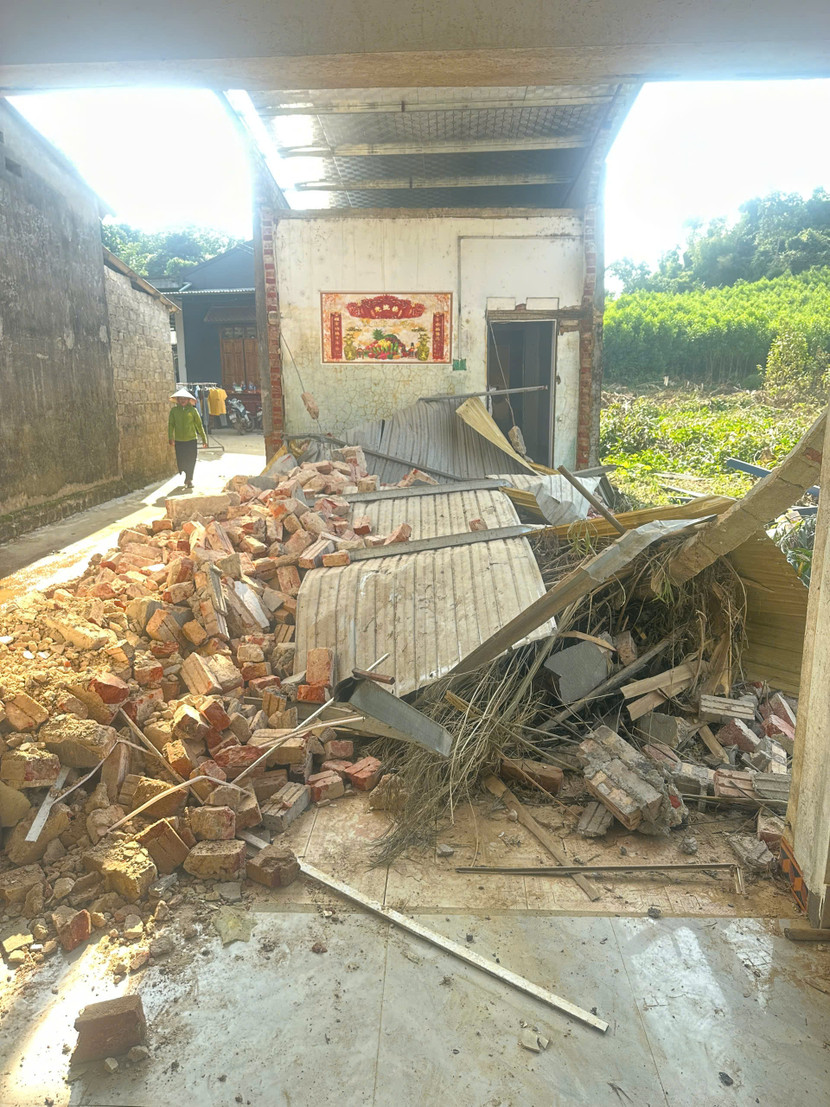 Lũ gây sập nhà dân ở xã Nam Cường