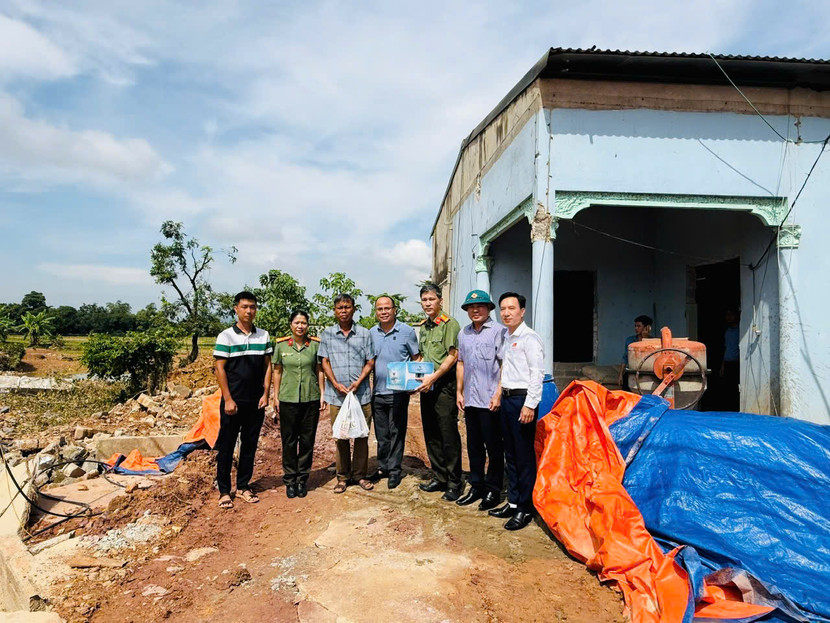 Đoàn công tác đã đến tặng quà tại gia đình anh Liêm, thôn 1 xã Trại Cau. Gia đình anh Liêm đã bị lũ cuốn toàn bộ đồ đạc, gia súc, gia cầm