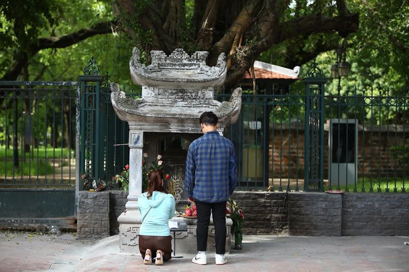 Nhiều phụ huynh đã đưa con đến để lễ trước tấm biển "Hạ Mã", tấm biến có nghĩa là "Xuống ngựa" (ảnh Sơn Nguyễn) Nhiều phụ huynh đã đưa con đến để lễ trước tấm biển "Hạ Mã", tấm biến có nghĩa là "Xuống ngựa" (ảnh Sơn Nguyễn)