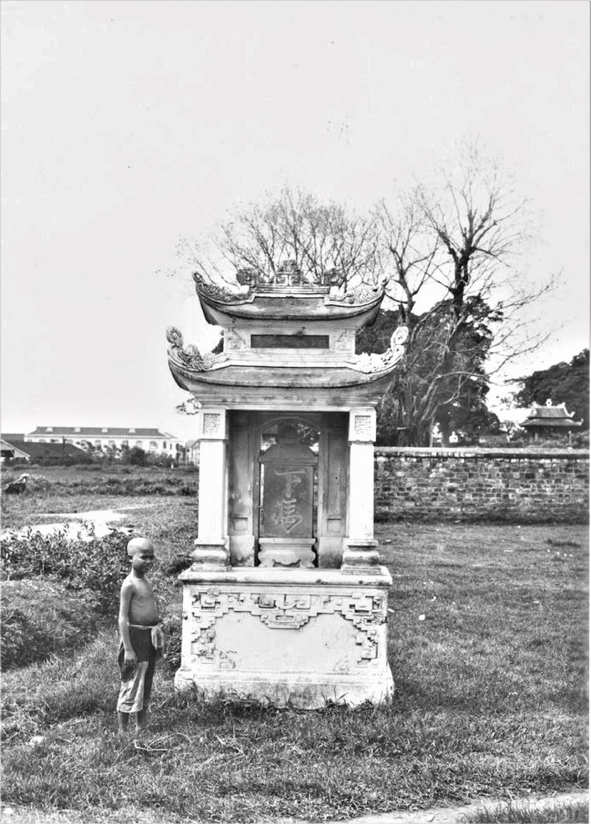 Bia Hạ mã phía ngoài Văn Miếu Bia Hạ mã phía ngoài Văn Miếu