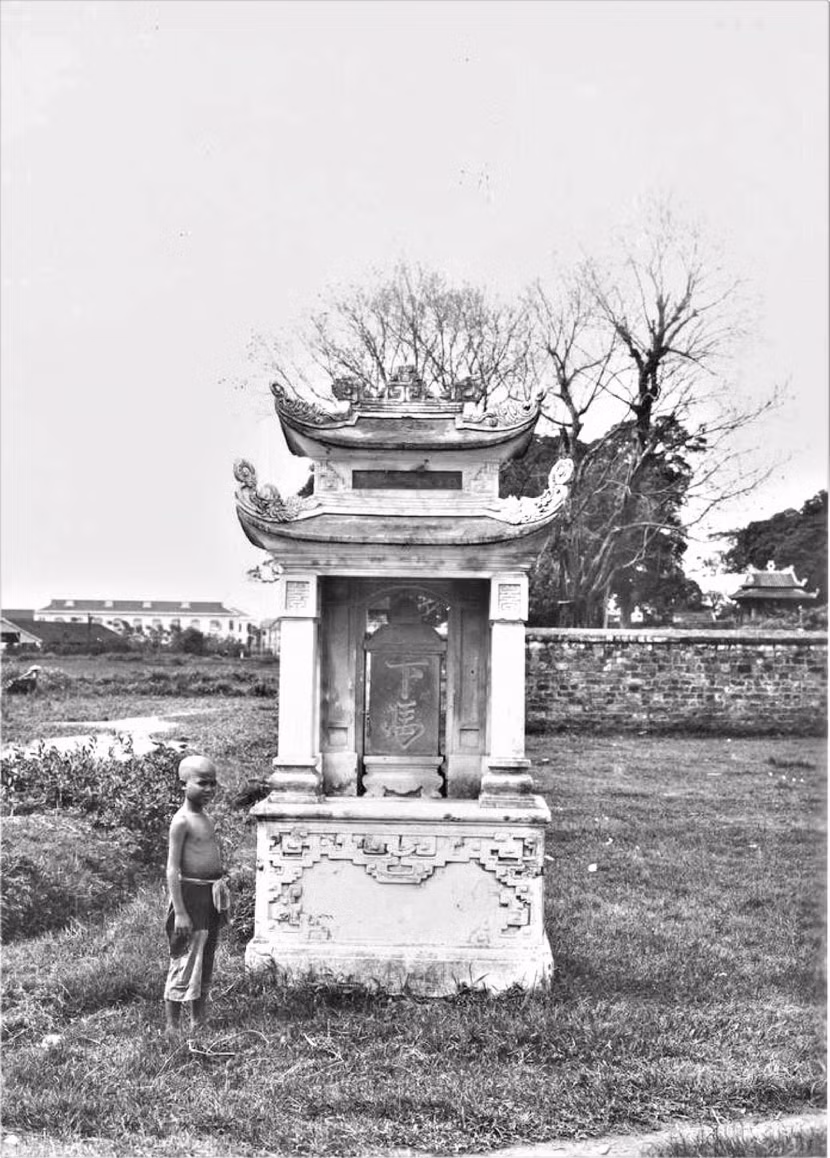 Bia Hạ mã phía ngoài Văn Miếu