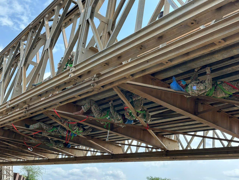 Đội Công binh số 4 “vượt nắng thắng mưa” sửa chữa cây cầu (ảnh: Đội công binh số 4) Đội Công binh số 4 “vượt nắng thắng mưa” sửa chữa cây cầu (ảnh: Đội công binh số 4)