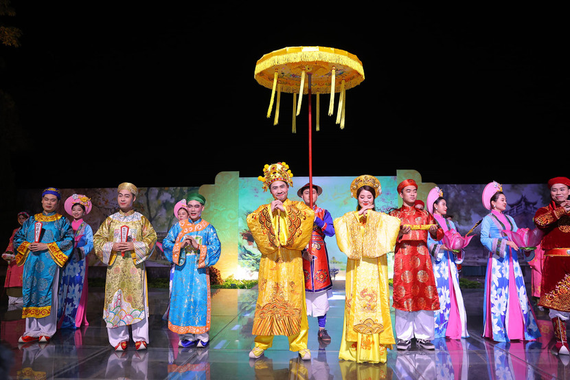 Các màn trình diễn phục vụ du khách trong tour đêm ở Hà Nội (Ảnh: Fanpage Tour Giải mã Hoàng Thành Thăng Long)